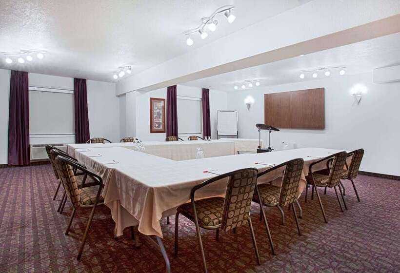 Ramada By Wyndham Red Deer Hotel & Suites