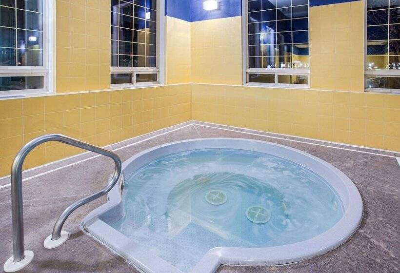 Ramada By Wyndham Red Deer Hotel & Suites