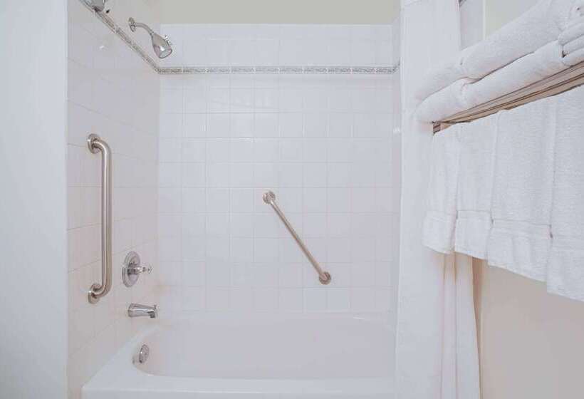 Ramada By Wyndham Red Deer Hotel & Suites