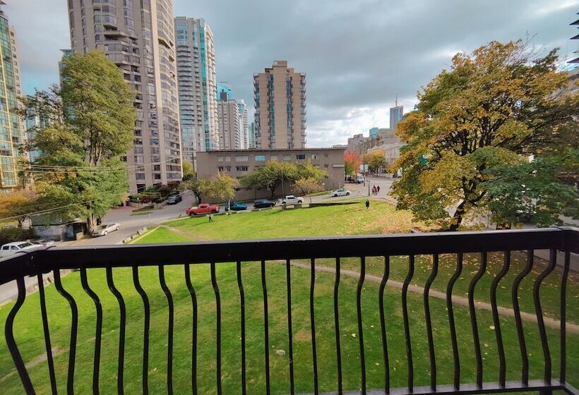 Отель Divya Sutra Suites On Robson Downtown Vancouver