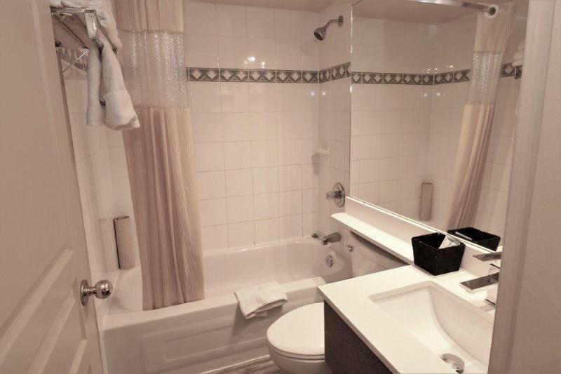 Отель Divya Sutra Suites On Robson Downtown Vancouver