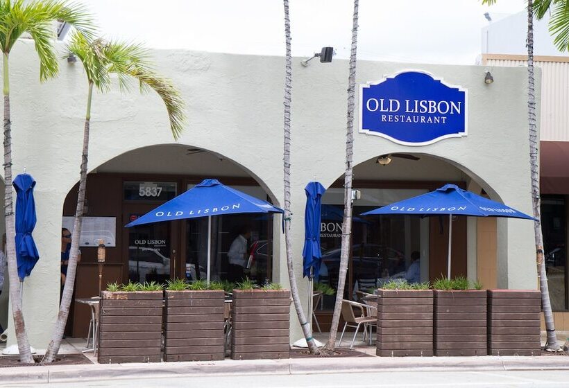 בית מלון כפרי Rodeway Inn South Miami Coral Gables