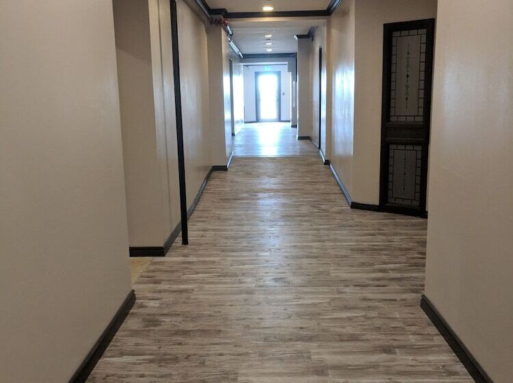 Отель Royal Inn & Suites