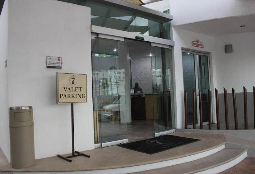 هتل Seven Crown Express & Suites By Kavia