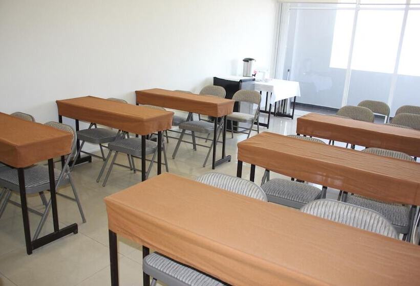 Отель Seven Crown Express & Suites By Kavia