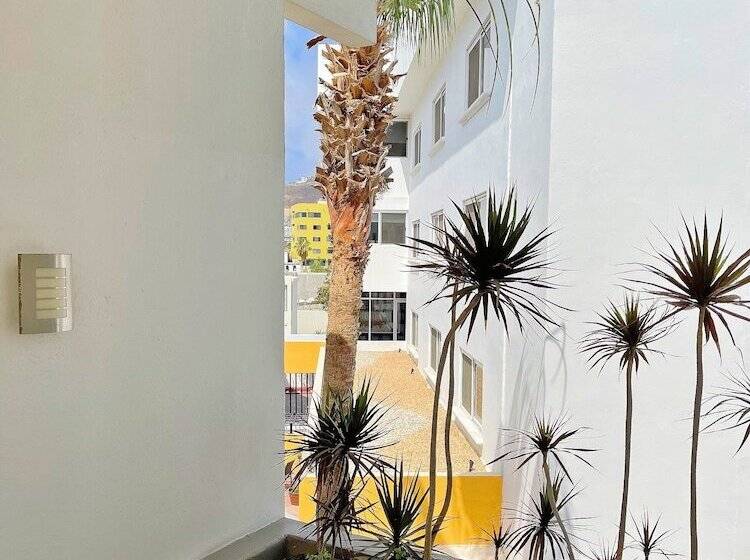 Отель Seven Crown Express & Suites By Kavia