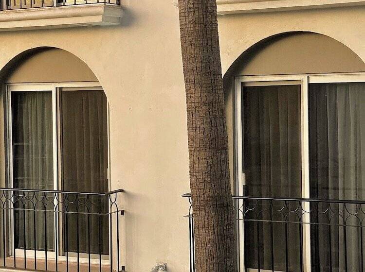 Отель Seven Crown Express & Suites By Kavia