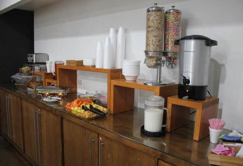 Отель Seven Crown Express & Suites By Kavia