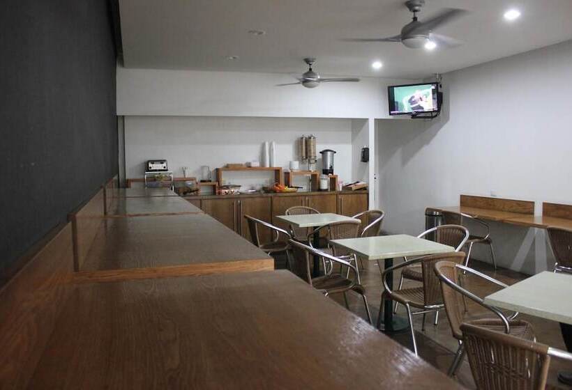 Отель Seven Crown Express & Suites By Kavia