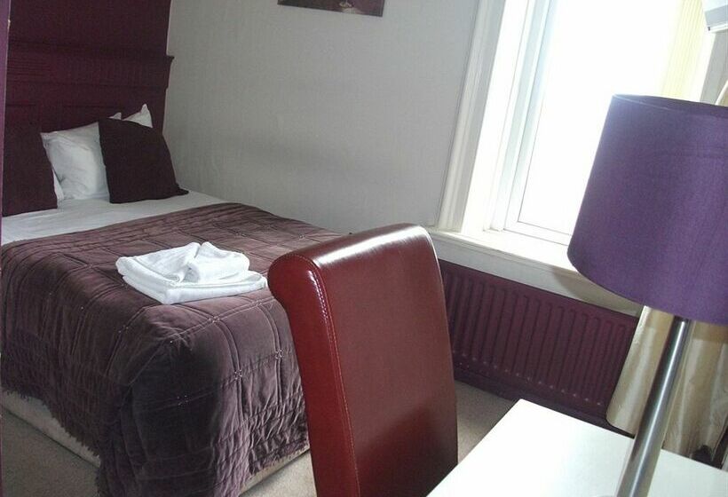 Отель The New Staincliffe