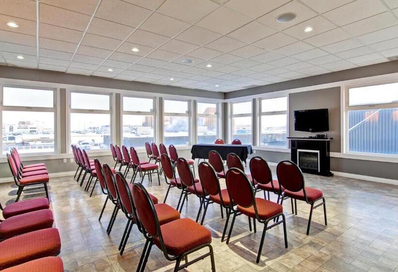 فندق Stanford Inn & Suites