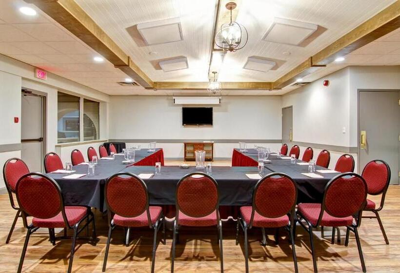 فندق Stanford Inn & Suites