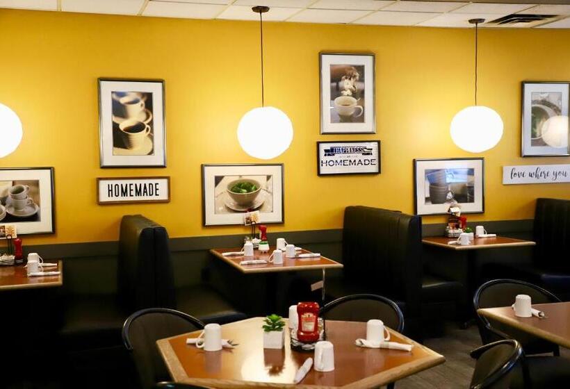 فندق Stanford Inn & Suites