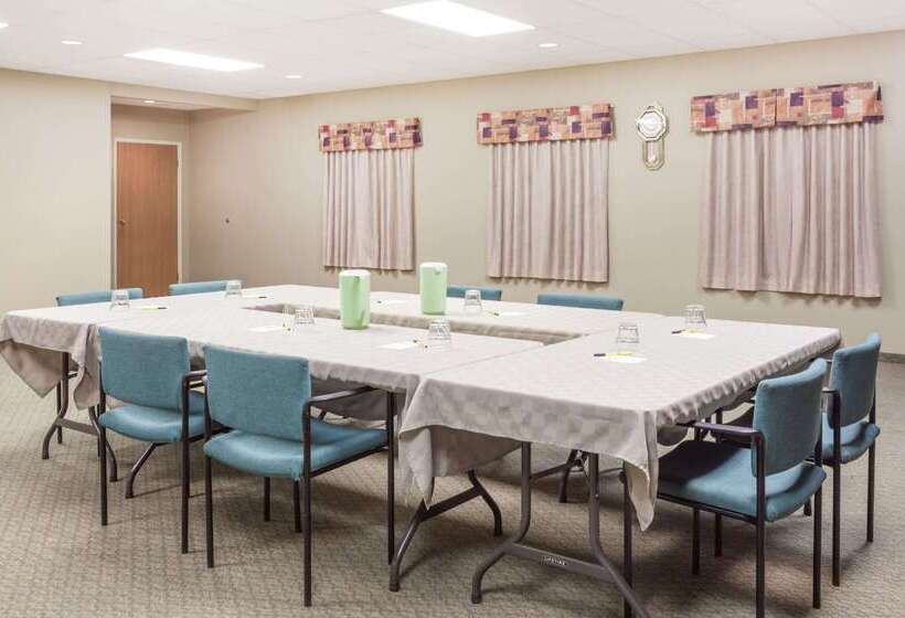 فندق Super 8 By Wyndham Dauphin