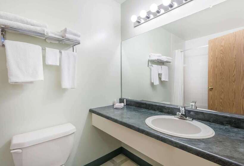 فندق Super 8 By Wyndham Dauphin