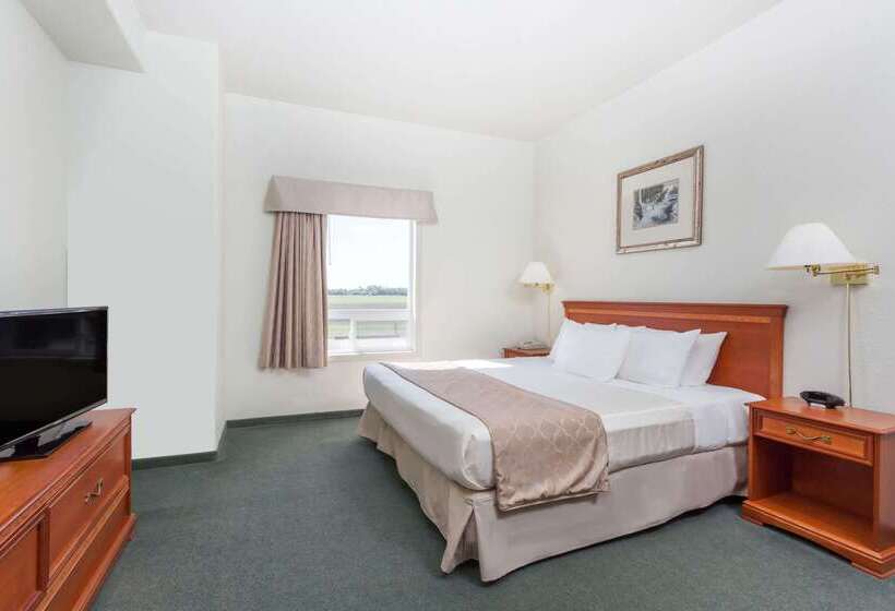 فندق Super 8 By Wyndham Dauphin