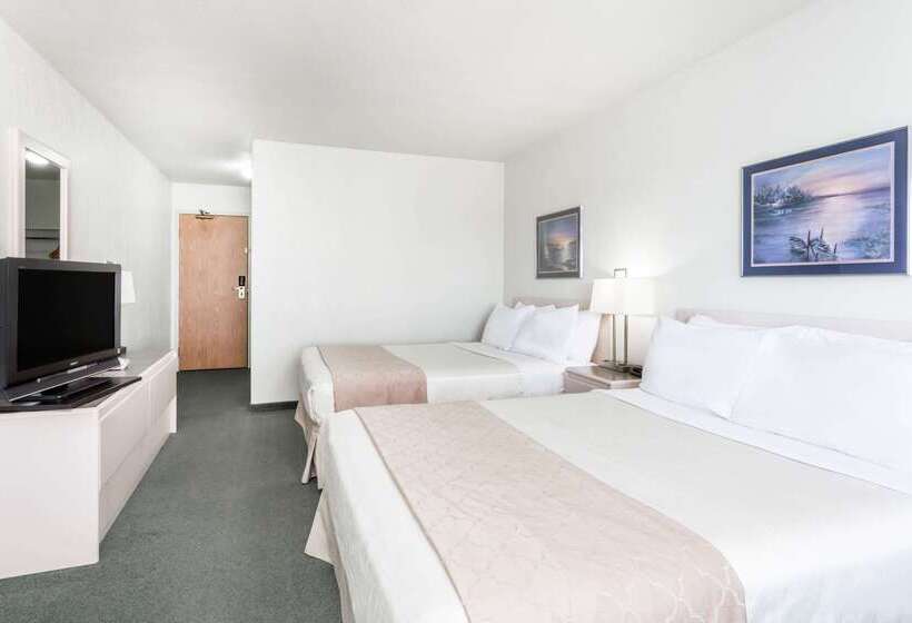 فندق Super 8 By Wyndham Dauphin