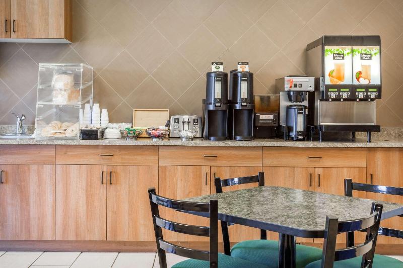 فندق Super 8 By Wyndham Dauphin