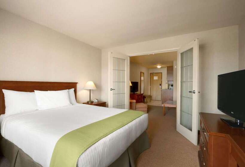 בית מלון כפרי Super 8 By Wyndham Fort St. John Bc