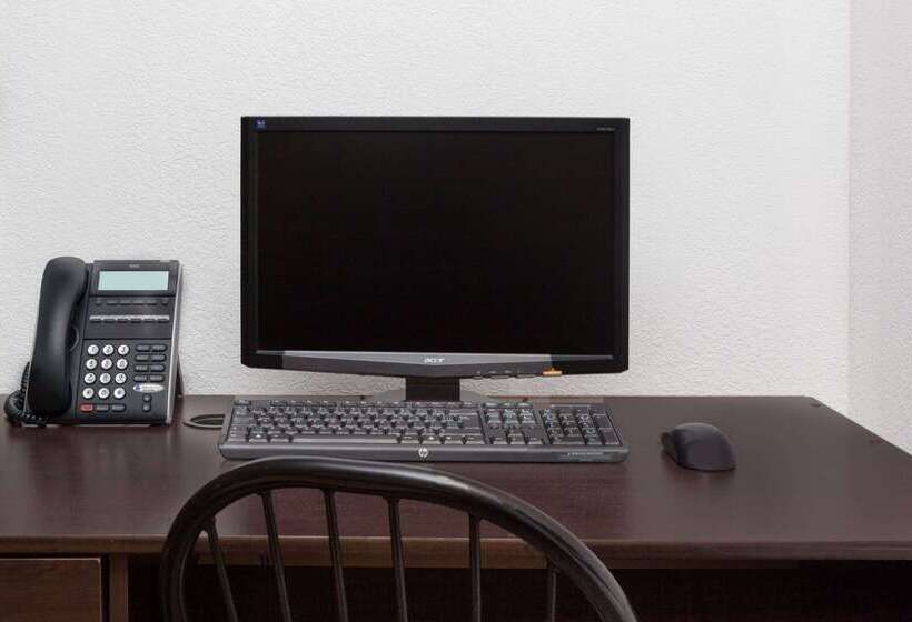 فندق Super 8 By Wyndham Morden