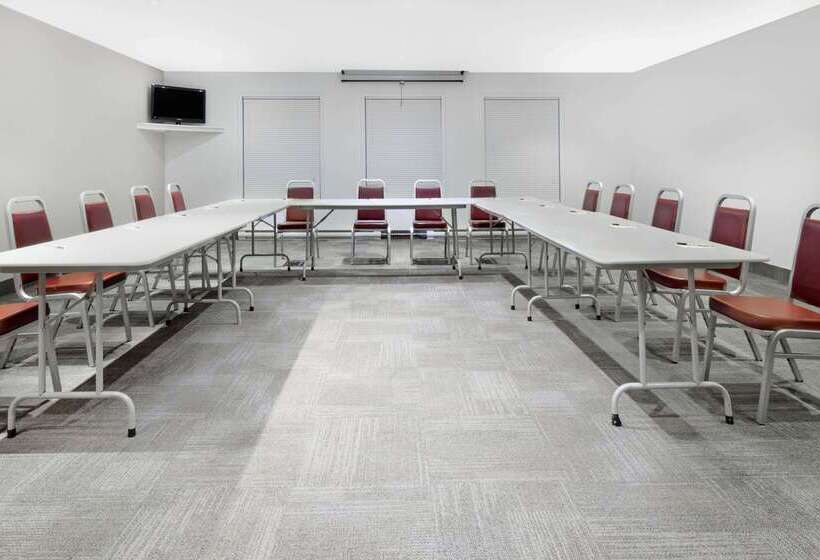 فندق Super 8 By Wyndham Morden