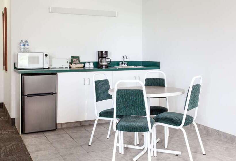 فندق Super 8 By Wyndham Morden