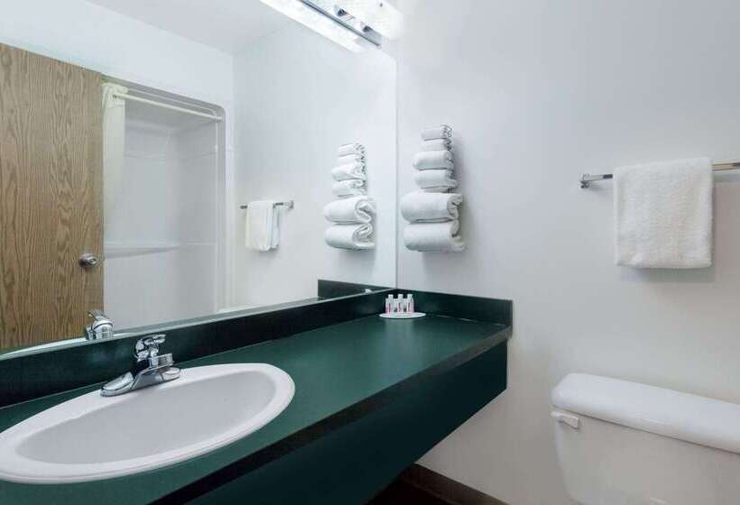 فندق Super 8 By Wyndham Morden