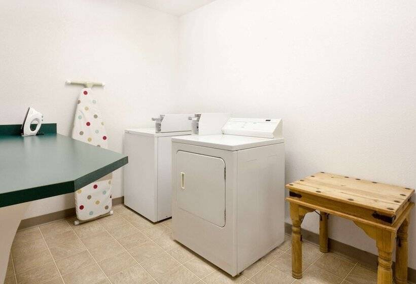 فندق Super 8 By Wyndham Morden