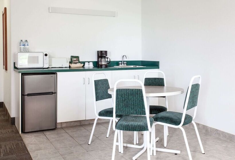 فندق Super 8 By Wyndham Morden