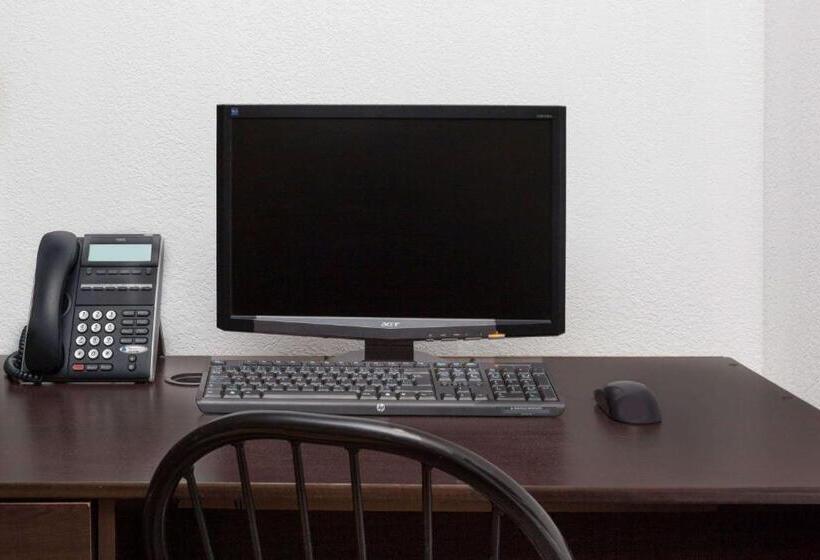 فندق Super 8 By Wyndham Morden