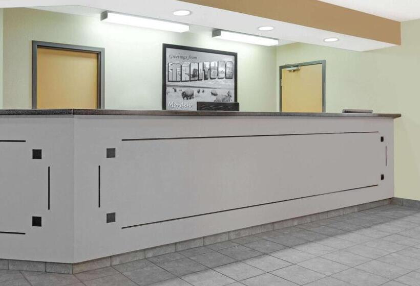 فندق Super 8 By Wyndham Morden