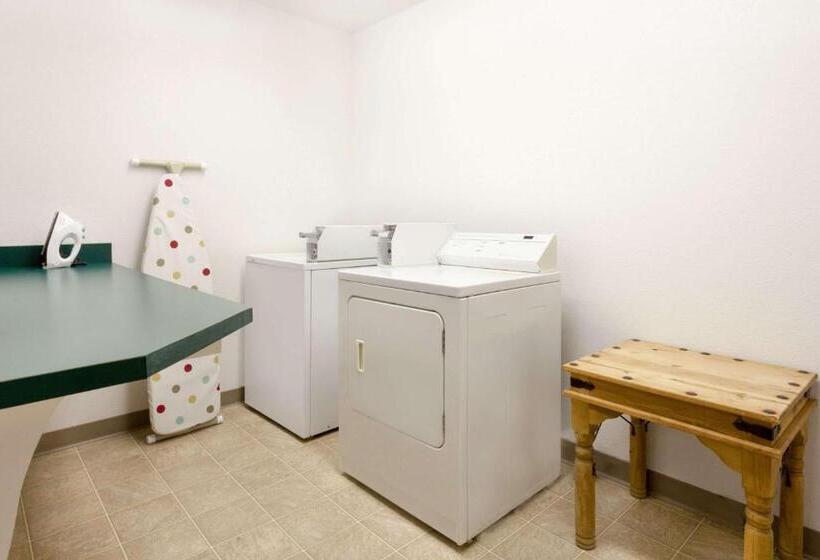 فندق Super 8 By Wyndham Morden