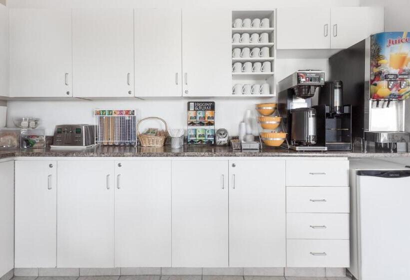 فندق Super 8 By Wyndham Morden