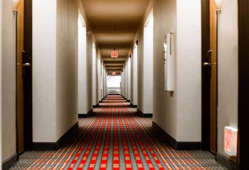 فندق Ten Pin Inn & Suites