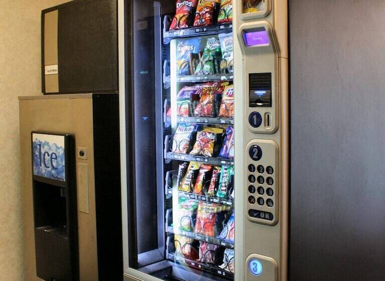 فندق Ten Pin Inn & Suites