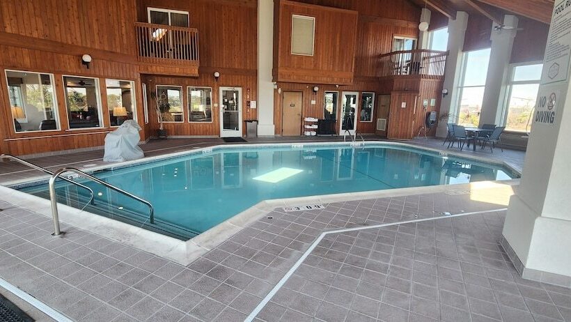 فندق Ten Pin Inn & Suites