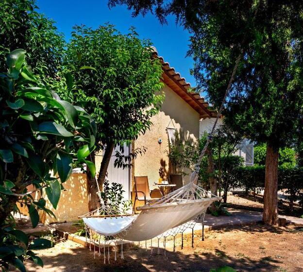 בית מלון כפרי The Grove Seaside