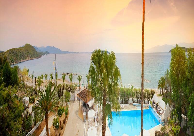 בית מלון כפרי The Grove Seaside