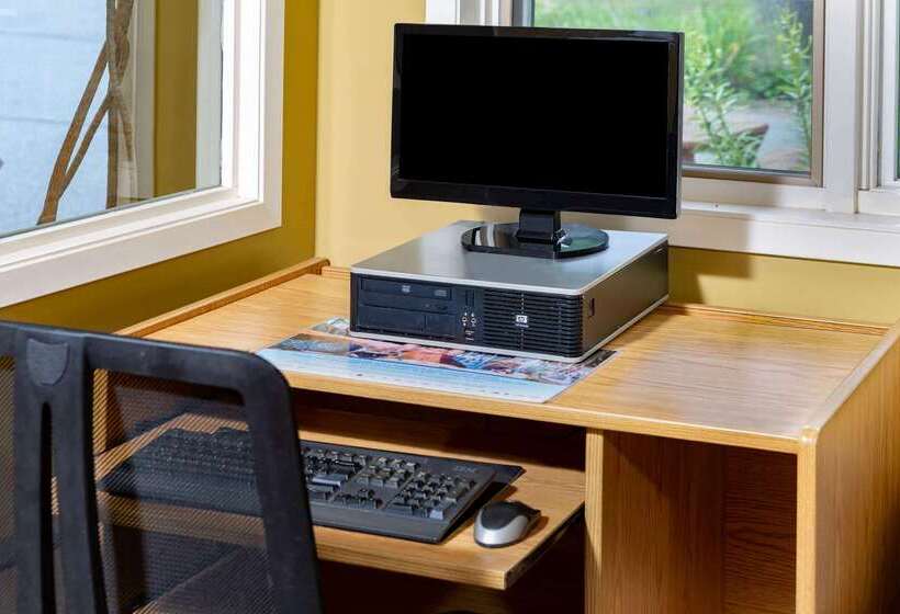 فندق Travelodge By Wyndham Bracebridge