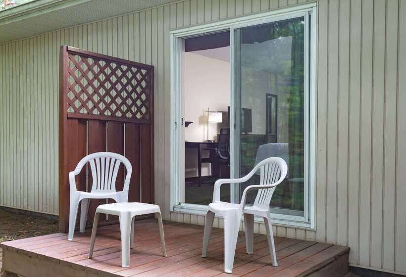 فندق Travelodge By Wyndham Bracebridge