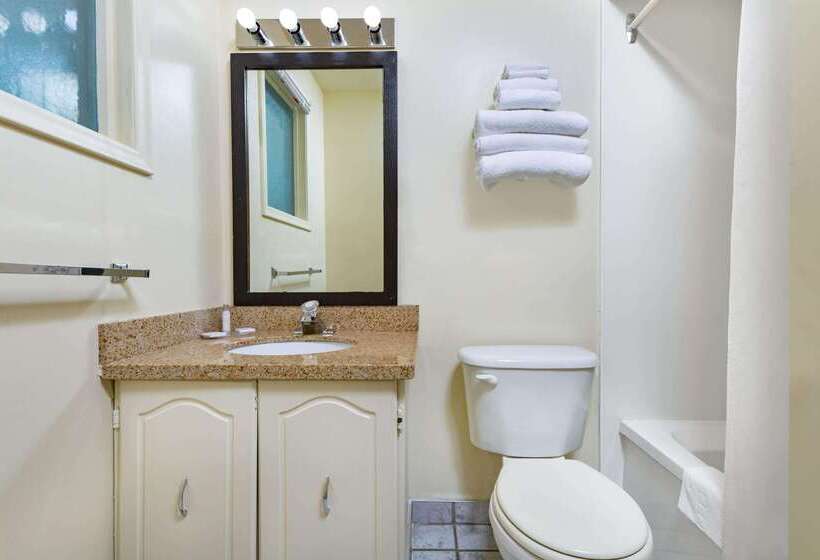 فندق Travelodge By Wyndham Bracebridge