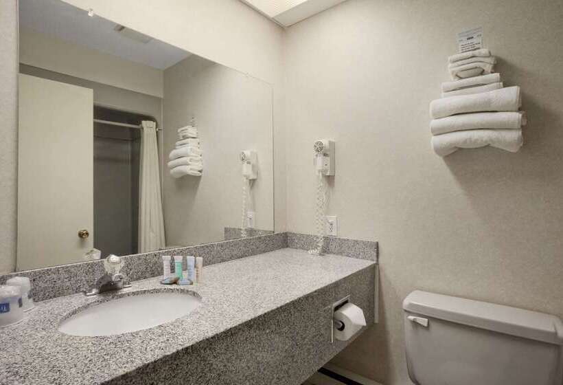 فندق Travelodge By Wyndham Bracebridge