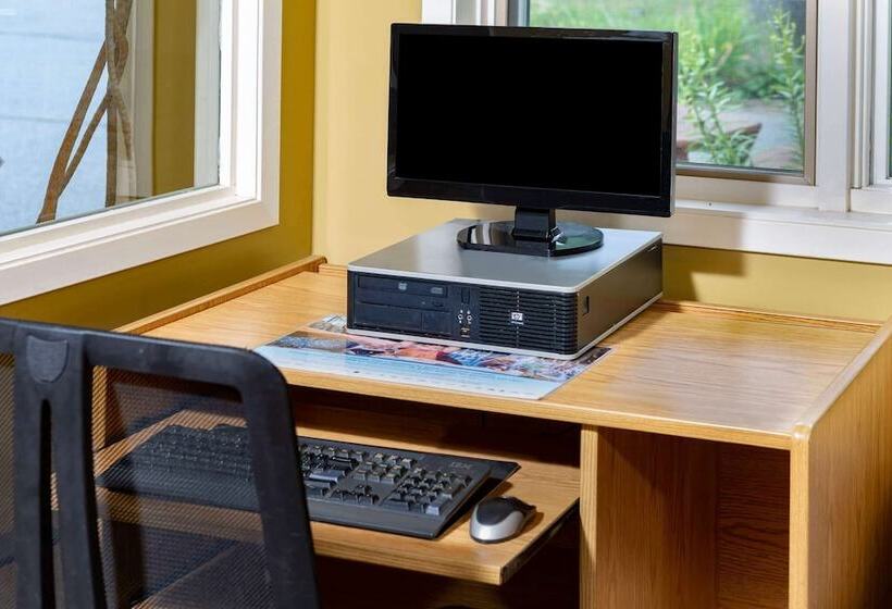 فندق Travelodge By Wyndham Bracebridge