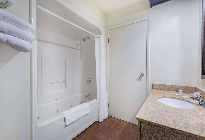 فندق Travelodge By Wyndham Bracebridge