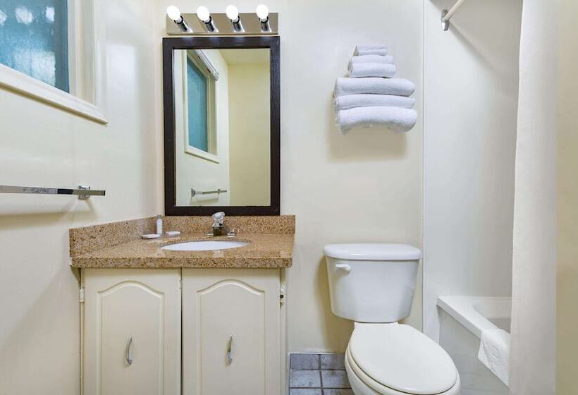 فندق Travelodge By Wyndham Bracebridge