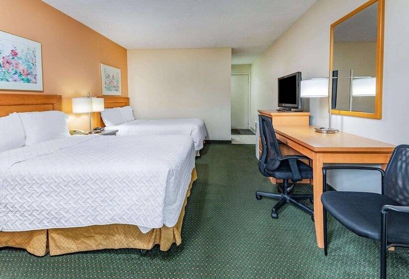 فندق Travelodge By Wyndham Bracebridge