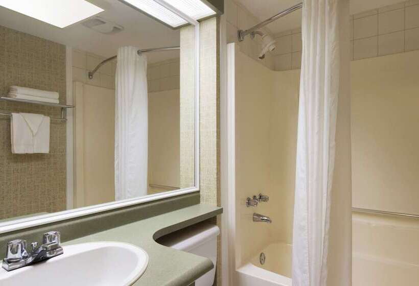 هتل Travelodge By Wyndham Langley