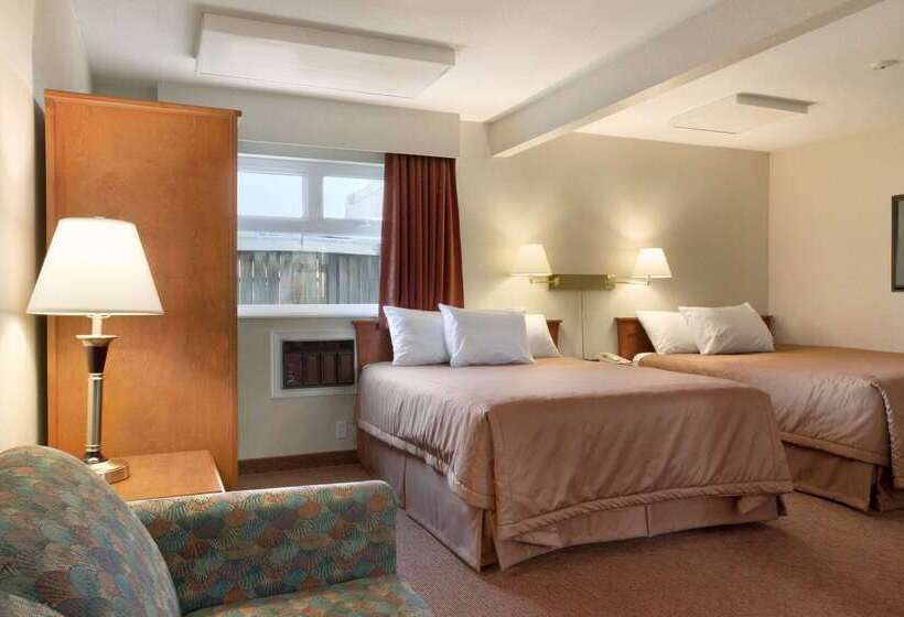 هتل Travelodge By Wyndham Langley