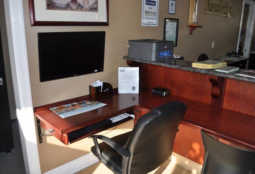 هتل Travelodge By Wyndham Langley