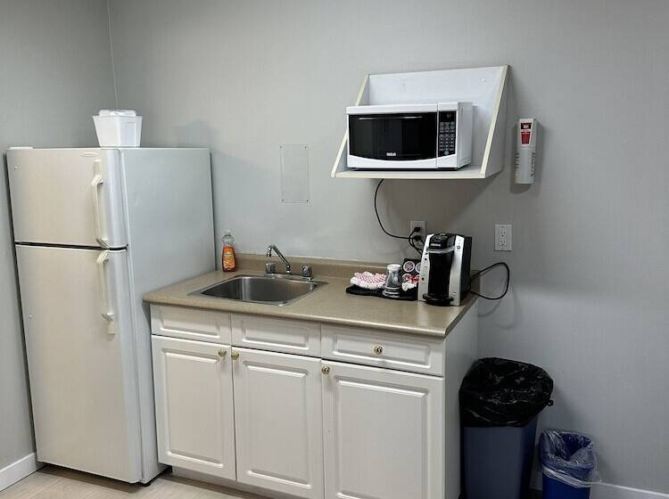 هتل Travelodge By Wyndham Langley